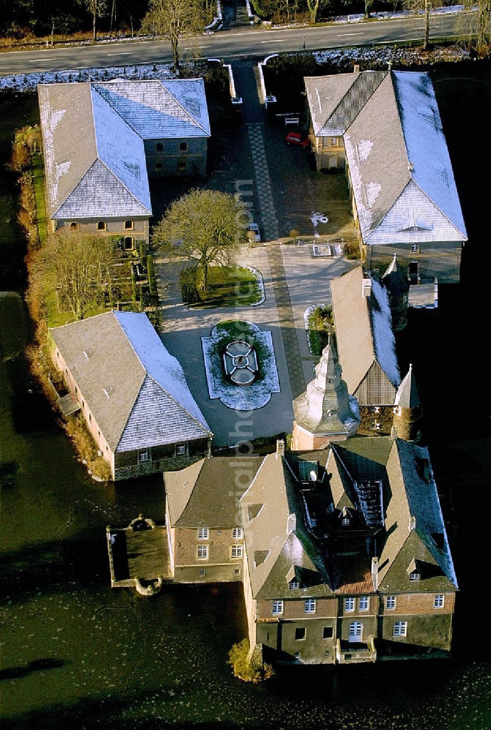 Aerial photograph Olfen - Blick auf das Schloss Sandfort im Winter. Das Wasserschloss stammt aus dem 16. und Anfang 17. Jahrhundert und ist nur von außen zu besichtigen. View of Castle Sandfort in the winter. The moated castle dates from the 16th and early 17th Century and can be visited only from outside.