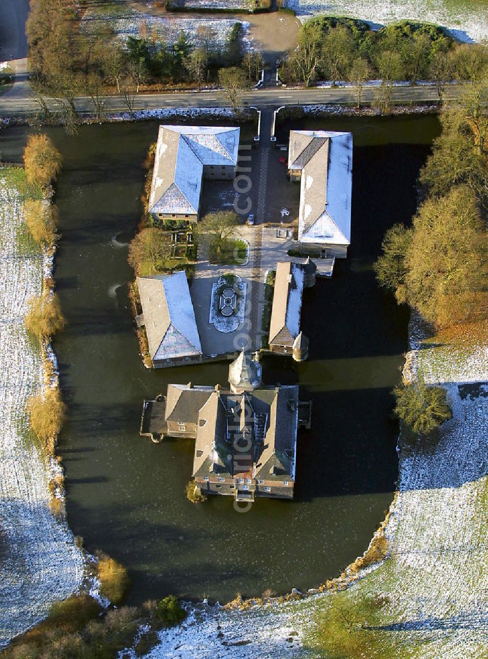 Olfen from above - Blick auf das Schloss Sandfort im Winter. Das Wasserschloss stammt aus dem 16. und Anfang 17. Jahrhundert und ist nur von außen zu besichtigen. View of Castle Sandfort in the winter. The moated castle dates from the 16th and early 17th Century and can be visited only from outside.