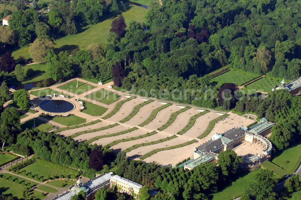 Aerial photograph Potsdam - Schloss Sanssouci mit den Weinbergterrassen als Teil der Parkanlage in Potsdam-Bornstedt. Das Schloß und der Schlosspark gehört zum Weltkulturerbe der UNESCO. The UNESCO World Cultural Heritage Sanssouci Palace and the park in Potsdam-Bornstedt.