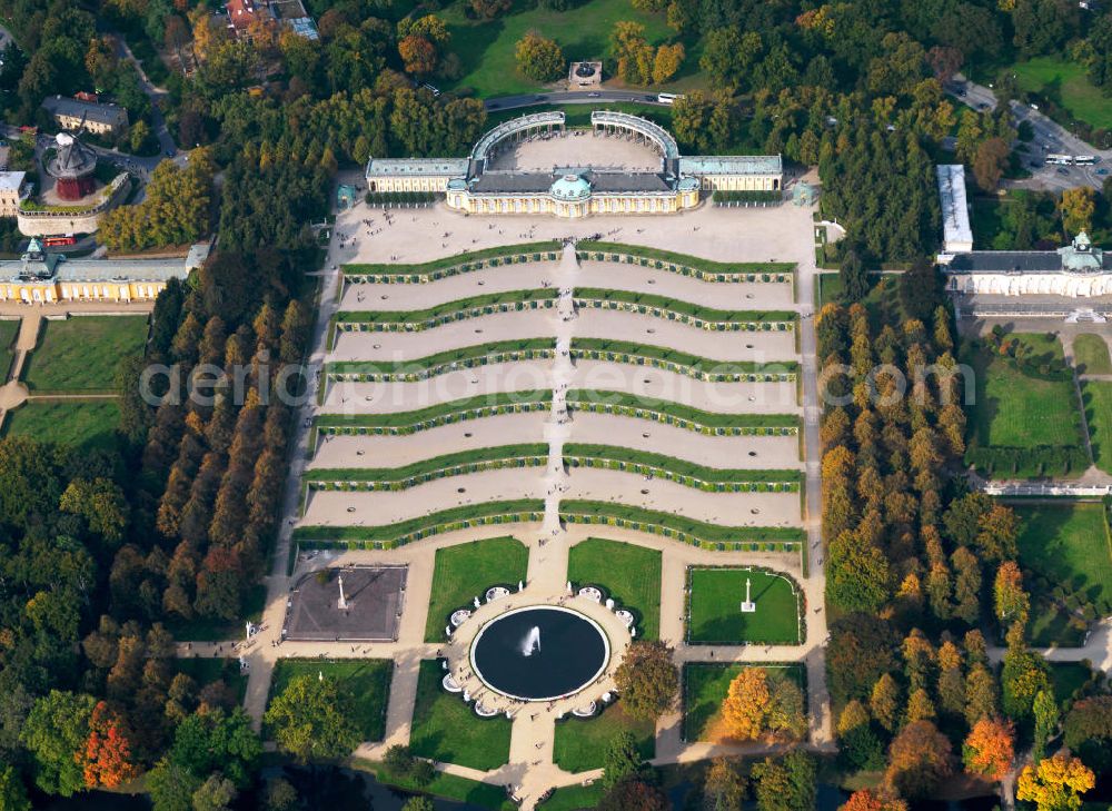 Aerial photograph Potsdam - Schloss Sanssouci mit den Weinbergterrassen als Teil der Parkanlage in Potsdam-Bornstedt. Das Schloß und der Schlosspark gehört zum Weltkulturerbe der UNESCO. The UNESCO World Cultural Heritage Sanssouci Palace and the park in Potsdam-Bornstedt.