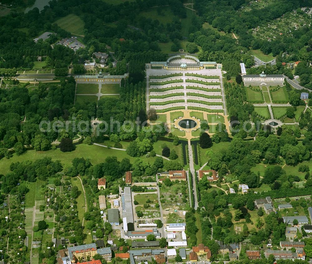 Aerial image Potsdam - Schloss Sanssouci mit den Weinbergterrassen als Teil der Parkanlage in Potsdam-Bornstedt. Das Schloß und der Schlosspark gehört zum Weltkulturerbe der UNESCO. The UNESCO World Cultural Heritage Sanssouci Palace and the park in Potsdam-Bornstedt.