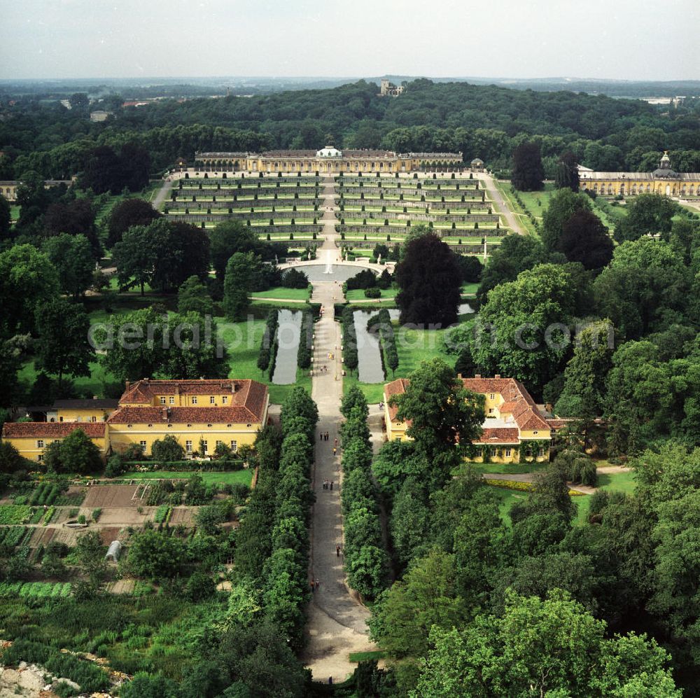 Aerial image Potsdam - Blick auf Schloß Sanssouci mit den Weinbergterrassen. Gelegen im östlichen Teil des Park Sanssouci. Im Vordergrund, rechts und links der Hauptallee gelegen, die zu Kabinettshäusern umgebauten ehemaligen Küchengärtnerhäuser des Marlygarten. Am rechten Bildrand die Bildergalerie.