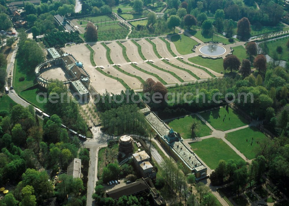 Potsdam from the bird's eye view: Blick auf Schloß Sanssouci mit den Weinbergterrassen und weitläufigen Parkanlagen. Gelegen im östlichen Teil des Park Sanssouci. Rechts neben dem Schloß sichtbar die Neuen Kammern. Links das Gegenstück, die Bildergalerie.