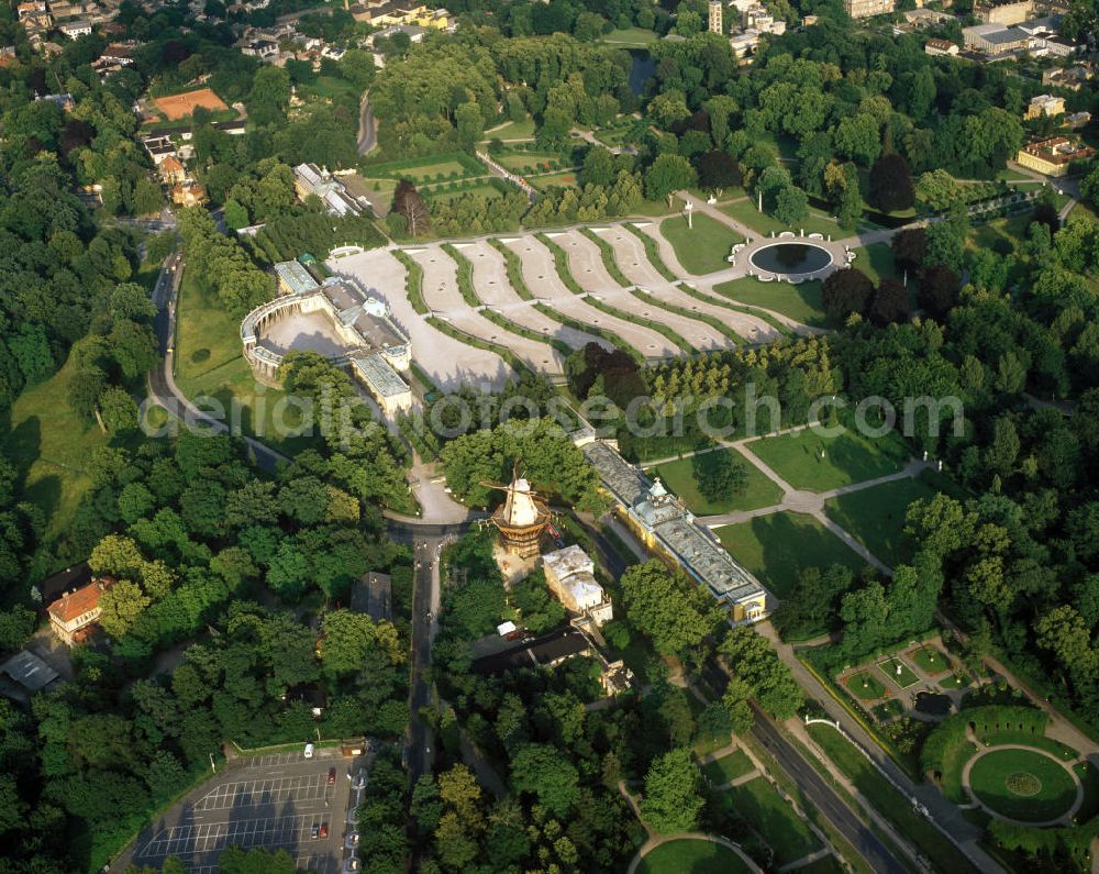 Potsdam from the bird's eye view: Blick auf Schloß Sanssouci mit den Weinbergterrassen und weitläufigen Parkanlagen. Gelegen im östlichen Teil des Park Sanssouci. Rechts neben dem Schloß sichtbar die Neuen Kammern. Links das Gegenstück, die Bildergalerie.