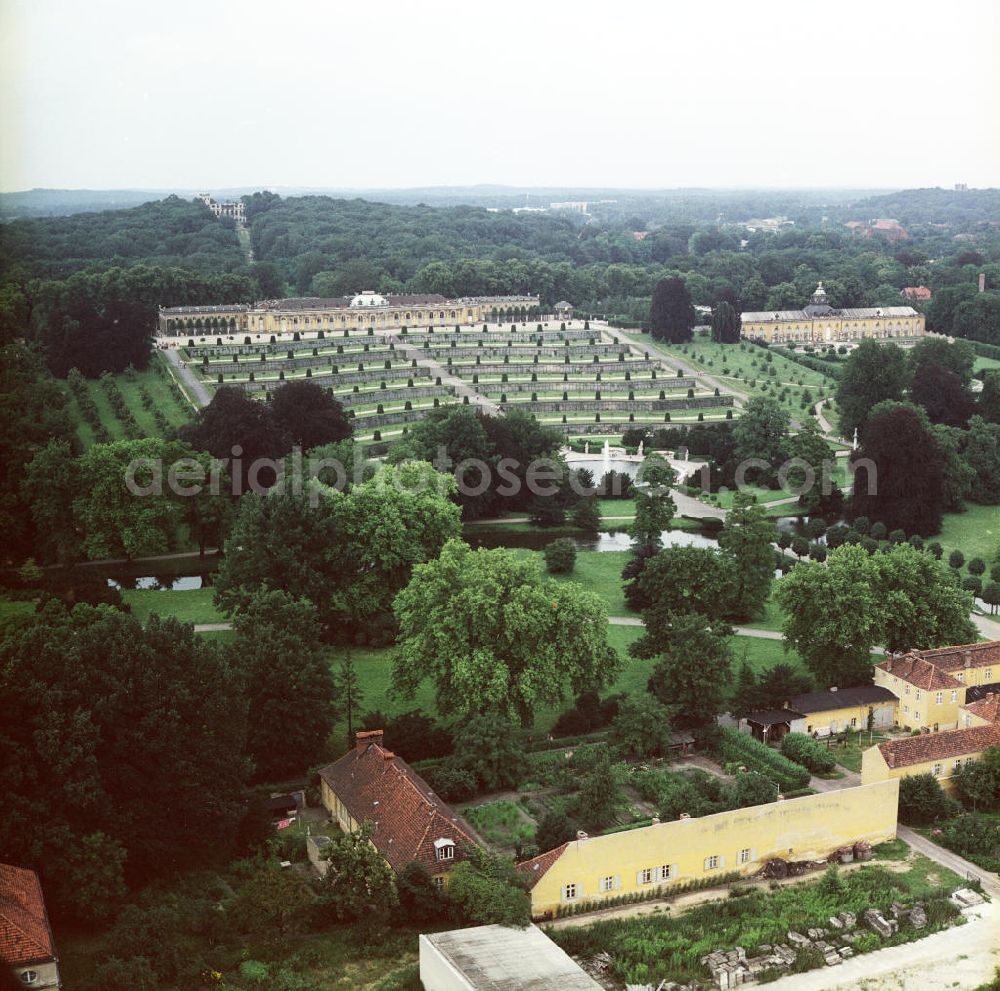 Aerial image Potsdam - Blick auf das Schloß Sanssouci und die Weinbergterrassen. Rechts daneben die Bildergalerie. Hinter dem Schloß sichtbar der Ruinenberg mit künstlicher Ruine / Ruinenensemble.