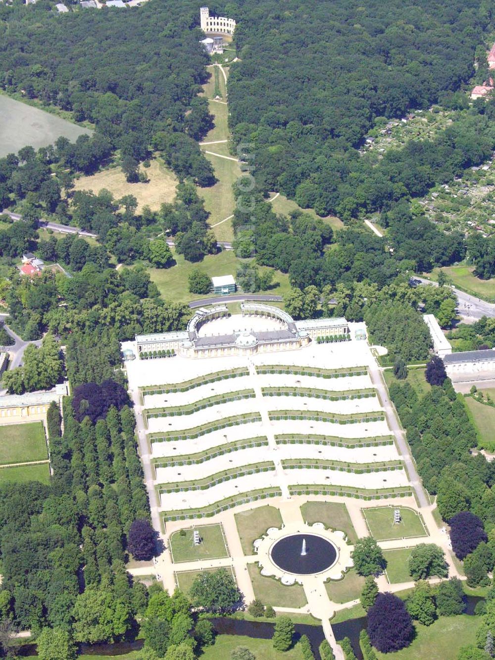 Potsdam / BRB from above - Schloss Sanssouci diente als Sommerresidenz für Friedrich den Großen. Es wurde von 1745 bis 1747 von Georg Wenzeslaus von Knobelsdorff nach Vorstellungen und Skizzen des Königs auf dem terrassierten Weinberg errichtet. Das Schloss gilt als Hauptwerk deutscher Rokokoarchitektur. Ausgestellt sind Meisterwerke von Watteau, Panini und Pesne. Adresse: Park Sanssouci 14469 Potsdam Tel: (0331) 969 42 02