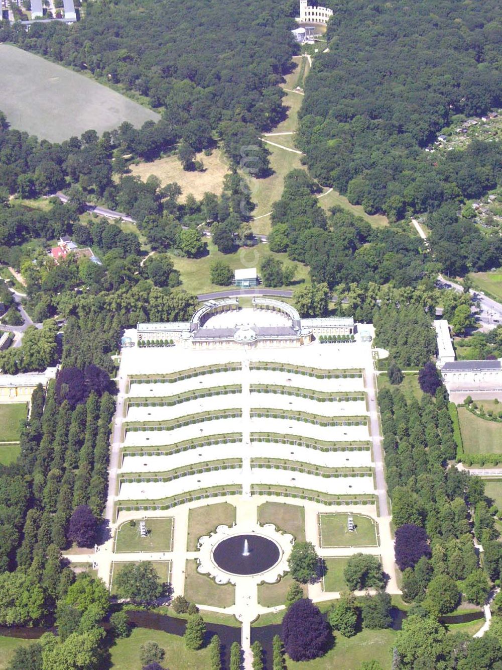 Potsdam / BRB from the bird's eye view: Schloss Sanssouci diente als Sommerresidenz für Friedrich den Großen. Es wurde von 1745 bis 1747 von Georg Wenzeslaus von Knobelsdorff nach Vorstellungen und Skizzen des Königs auf dem terrassierten Weinberg errichtet. Das Schloss gilt als Hauptwerk deutscher Rokokoarchitektur. Ausgestellt sind Meisterwerke von Watteau, Panini und Pesne. Adresse: Park Sanssouci 14469 Potsdam Tel: (0331) 969 42 02