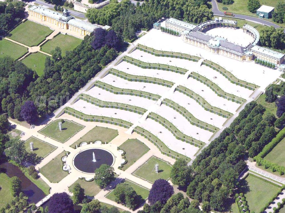 Aerial photograph Potsdam / BRB - Schloss Sanssouci diente als Sommerresidenz für Friedrich den Großen. Es wurde von 1745 bis 1747 von Georg Wenzeslaus von Knobelsdorff nach Vorstellungen und Skizzen des Königs auf dem terrassierten Weinberg errichtet. Das Schloss gilt als Hauptwerk deutscher Rokokoarchitektur. Ausgestellt sind Meisterwerke von Watteau, Panini und Pesne. Adresse: Park Sanssouci 14469 Potsdam Tel: (0331) 969 42 02