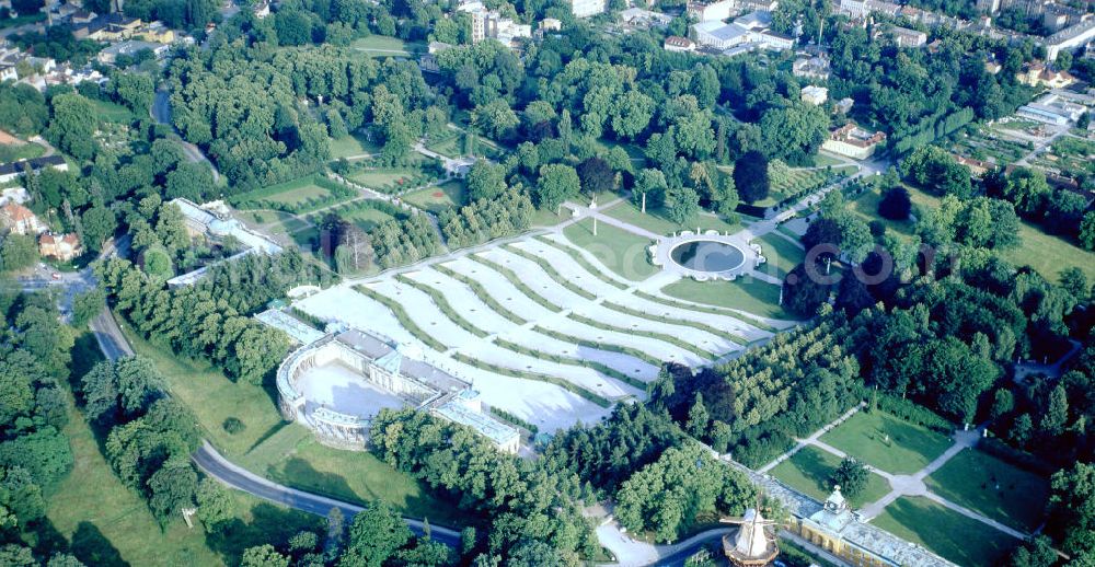 Potsdam from the bird's eye view: Blick auf Schloß Sanssouci mit den Weinbergterrassen und weitläufigen Parkanlagen. Gelegen im östlichen Teil des Park Sanssouci. Rechts neben dem Schloß sichtbar die Neuen Kammern. Links das Gegenstück, die Bildergalerie.