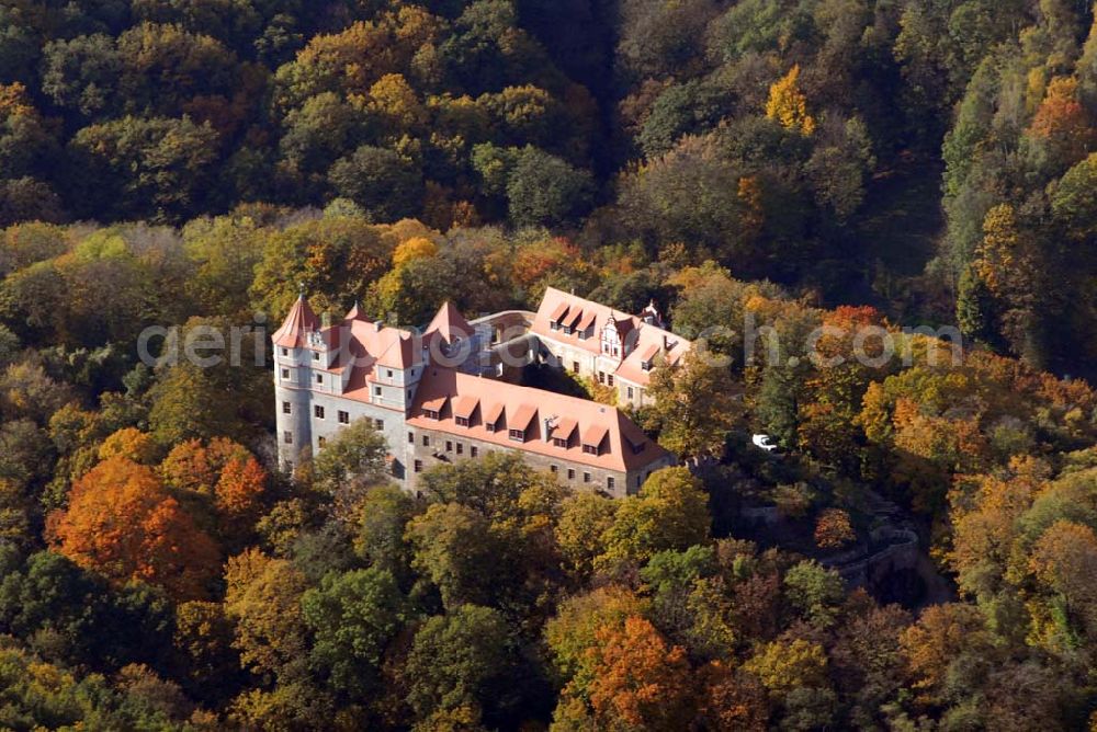 Aerial image Scharfenberg-Reppina - Blick auf das Schloss Scharfenberg am Schlossweg 1, 01665 Scharfenberg - Kontakt: Herr G. L. Lippold - Tel. / Fax: 03521 / 40 15 93. Das Schloss Scharfenberg ist eine der ältesten Burganlagen Sachsen und liegt auf einem bewaldeten Felsvorsprung am westlichen Ufer der Elbe bei Meißen. Schloss Scharfenberg war wegen seiner wildromantischen Lage vor allem für die Maler der Romantik ein Anziehungspunkt.