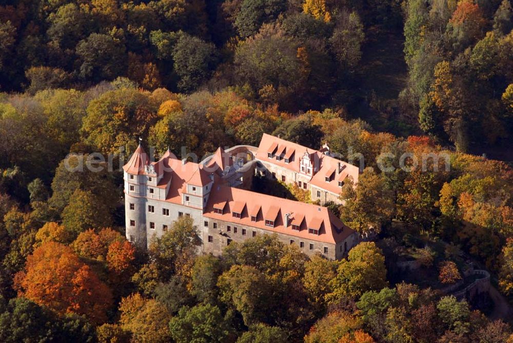 Aerial photograph Scharfenberg-Reppina - Blick auf das Schloss Scharfenberg am Schlossweg 1, 01665 Scharfenberg - Kontakt: Herr G. L. Lippold - Tel. / Fax: 03521 / 40 15 93. Das Schloss Scharfenberg ist eine der ältesten Burganlagen Sachsen und liegt auf einem bewaldeten Felsvorsprung am westlichen Ufer der Elbe bei Meißen. Schloss Scharfenberg war wegen seiner wildromantischen Lage vor allem für die Maler der Romantik ein Anziehungspunkt.