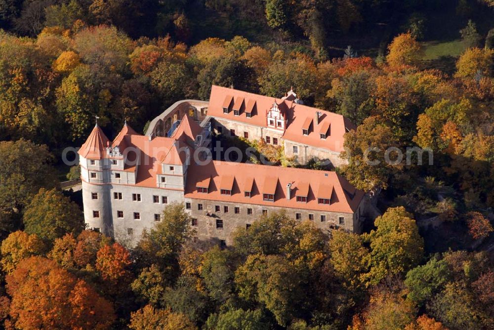 Scharfenberg-Reppina from above - Blick auf das Schloss Scharfenberg am Schlossweg 1, 01665 Scharfenberg - Kontakt: Herr G. L. Lippold - Tel. / Fax: 03521 / 40 15 93. Das Schloss Scharfenberg ist eine der ältesten Burganlagen Sachsen und liegt auf einem bewaldeten Felsvorsprung am westlichen Ufer der Elbe bei Meißen. Schloss Scharfenberg war wegen seiner wildromantischen Lage vor allem für die Maler der Romantik ein Anziehungspunkt.