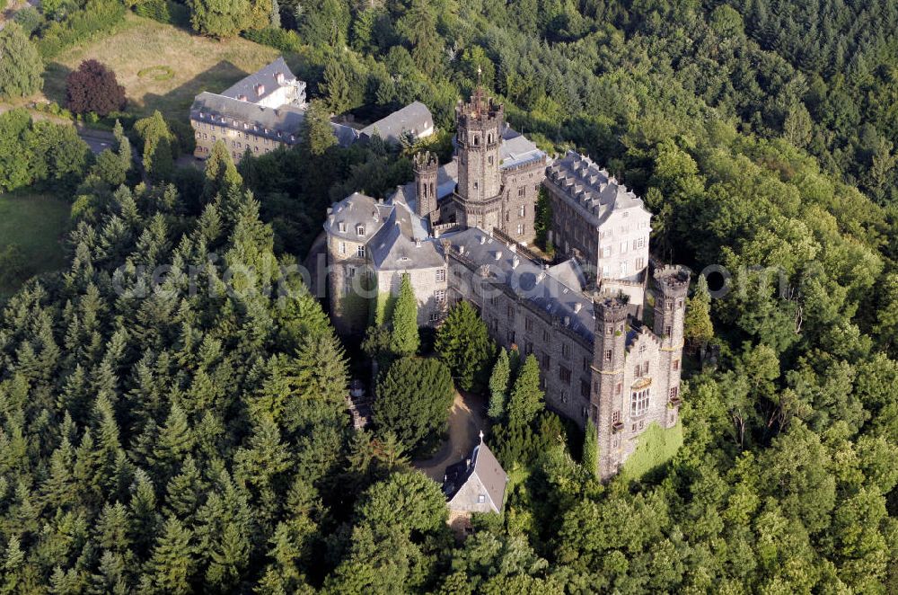 Aerial photograph Balduinstein - Blick auf das Schloss Schaumburg nahe der Ortschaft Balduinstein in Rheinland- Pfalz. Die Schlossanlage wurde im 12. Jahrhundert errichtet. View to the castle Schaumburg near the village Balduinstein in Rhineland-Palatinate. The castle was built in the 12.century.