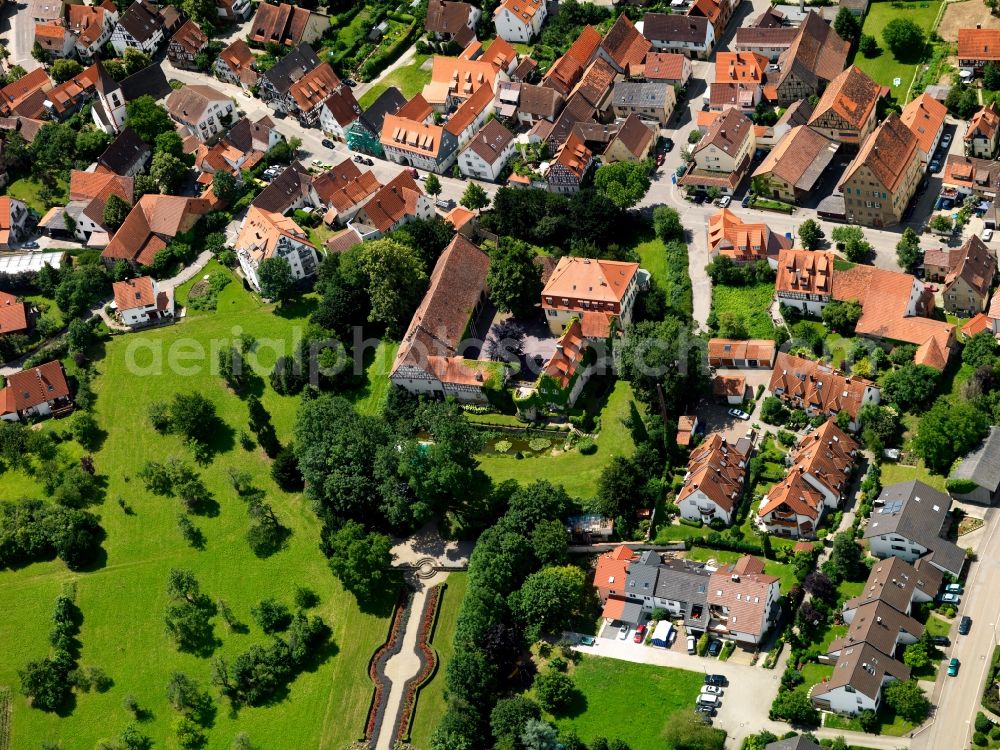 Aerial photograph Ditzingen - Schöckingen Castle in the Schöckingen part of Ditzingen in the state of Baden-Württemberg. The fortress like castle lies in the historic city centre of Schöckingen. It consists of the New Castle and the Back Castle. Adjacent to it is a large park with small ponds and a fountain