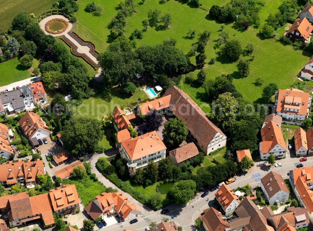 Ditzingen from the bird's eye view: Schöckingen Castle in the Schöckingen part of Ditzingen in the state of Baden-Württemberg. The fortress like castle lies in the historic city centre of Schöckingen. It consists of the New Castle and the Back Castle. Adjacent to it is a large park with small ponds and a fountain