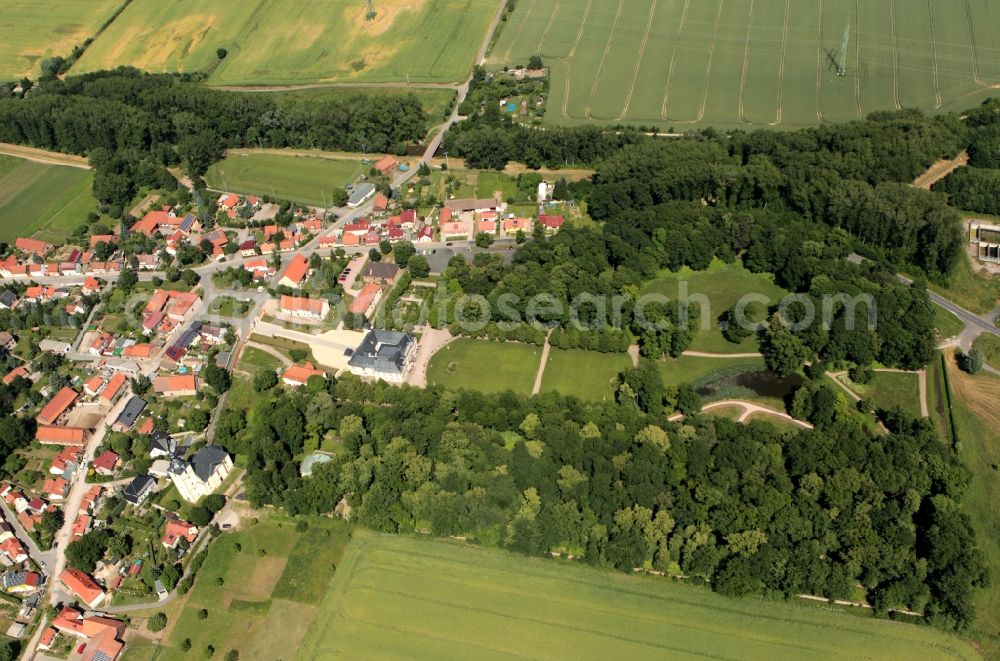 Erfurt from the bird's eye view: In Erfurt-Molsdorf in Thuringia are the castle and the castle park Molsdorf. The baroque palace is today a part of the Thuringian Palaces and Gardens Foundation. In the castle there are Eiin restaurant and a museum. Built the castle, designed by master builder Gottfried Heinrich Krohne