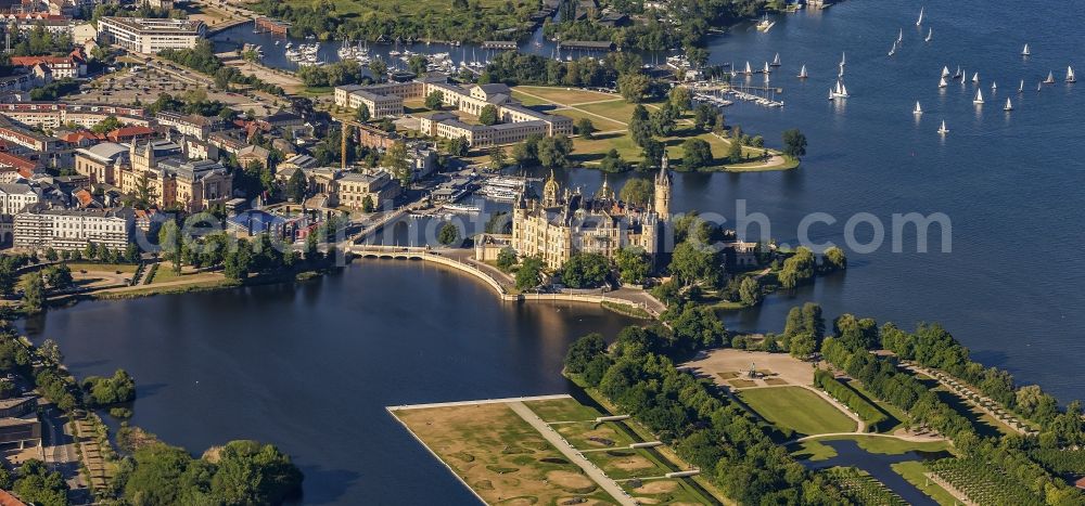 Aerial photograph Schwerin - Castle with castle Park and Castle lake in Schwerin in the federal state Mecklenburg-West Pomerania. The Schweriner castle is a seat of the Landtag in Meck-Pom