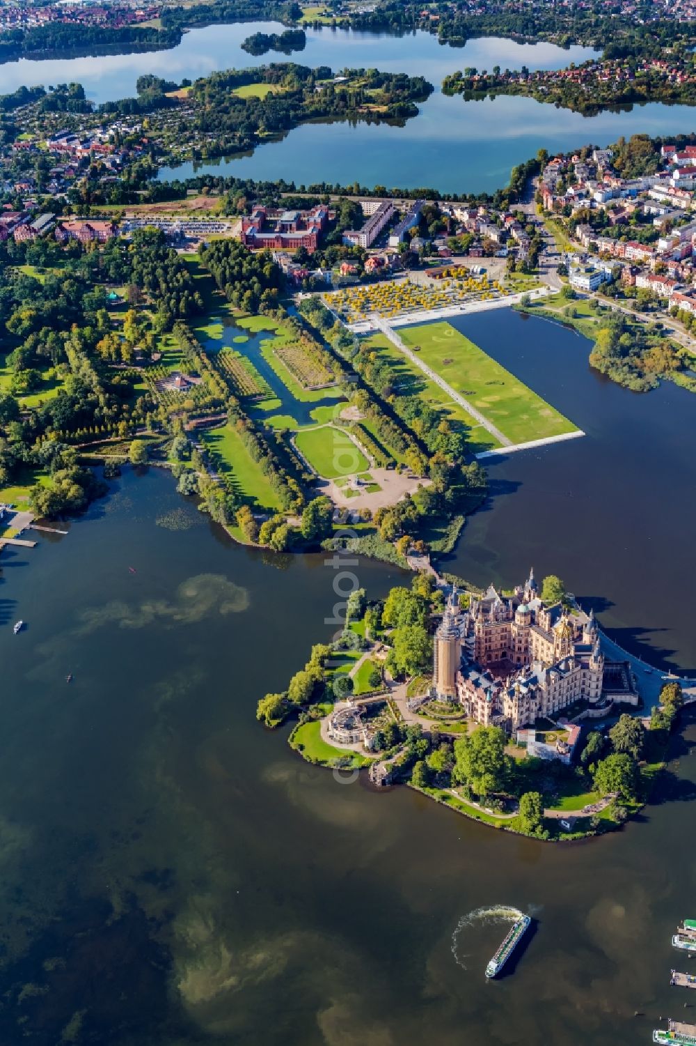 Schwerin from the bird's eye view: Castle with castle Park and Castle lake in Schwerin in the federal state Mecklenburg-West Pomerania. The Schweriner castle is a seat of the Landtag in Meck-Pom