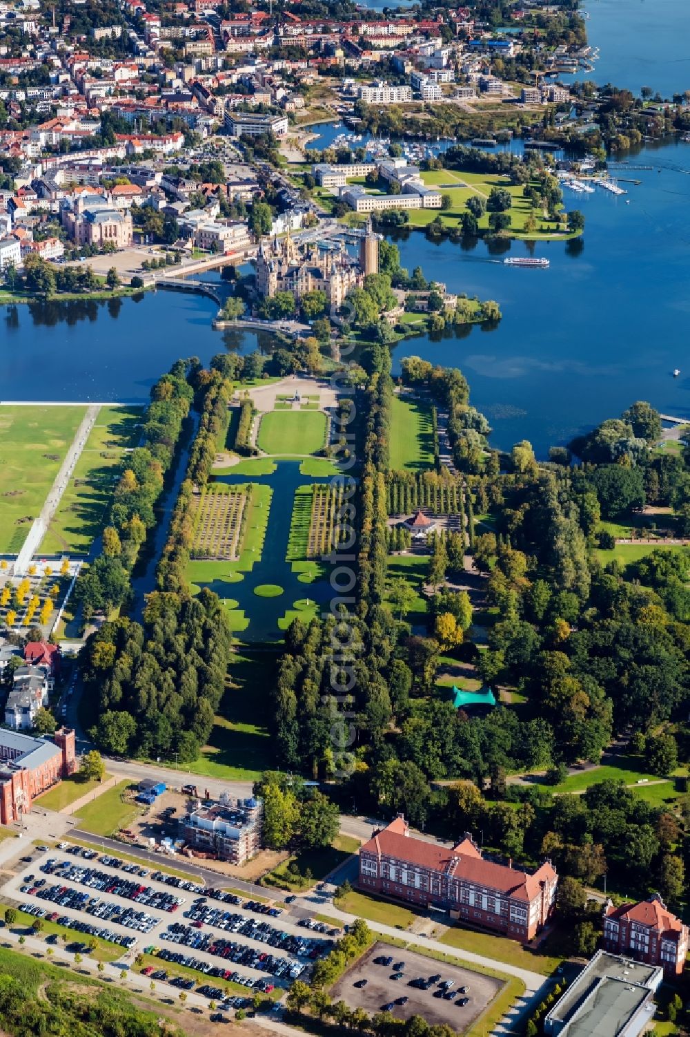 Aerial image Schwerin - Castle with castle Park and Castle lake in Schwerin in the federal state Mecklenburg-West Pomerania. The Schweriner castle is a seat of the Landtag in Meck-Pom