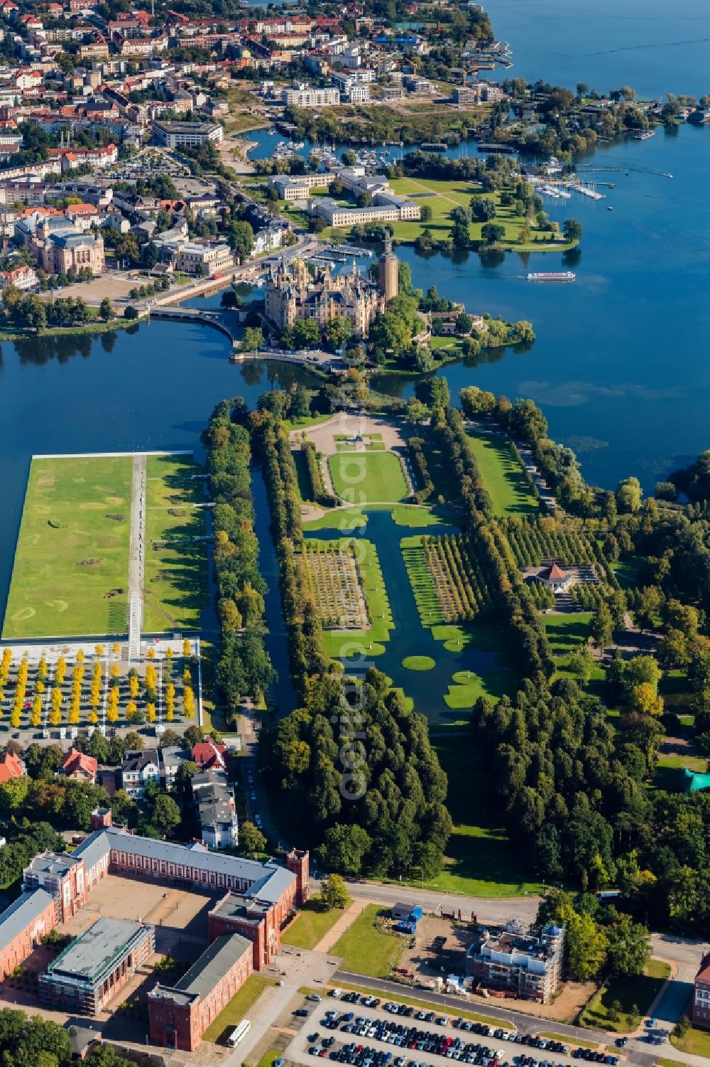 Aerial photograph Schwerin - Castle with castle Park and Castle lake in Schwerin in the federal state Mecklenburg-West Pomerania. The Schweriner castle is a seat of the Landtag in Meck-Pom