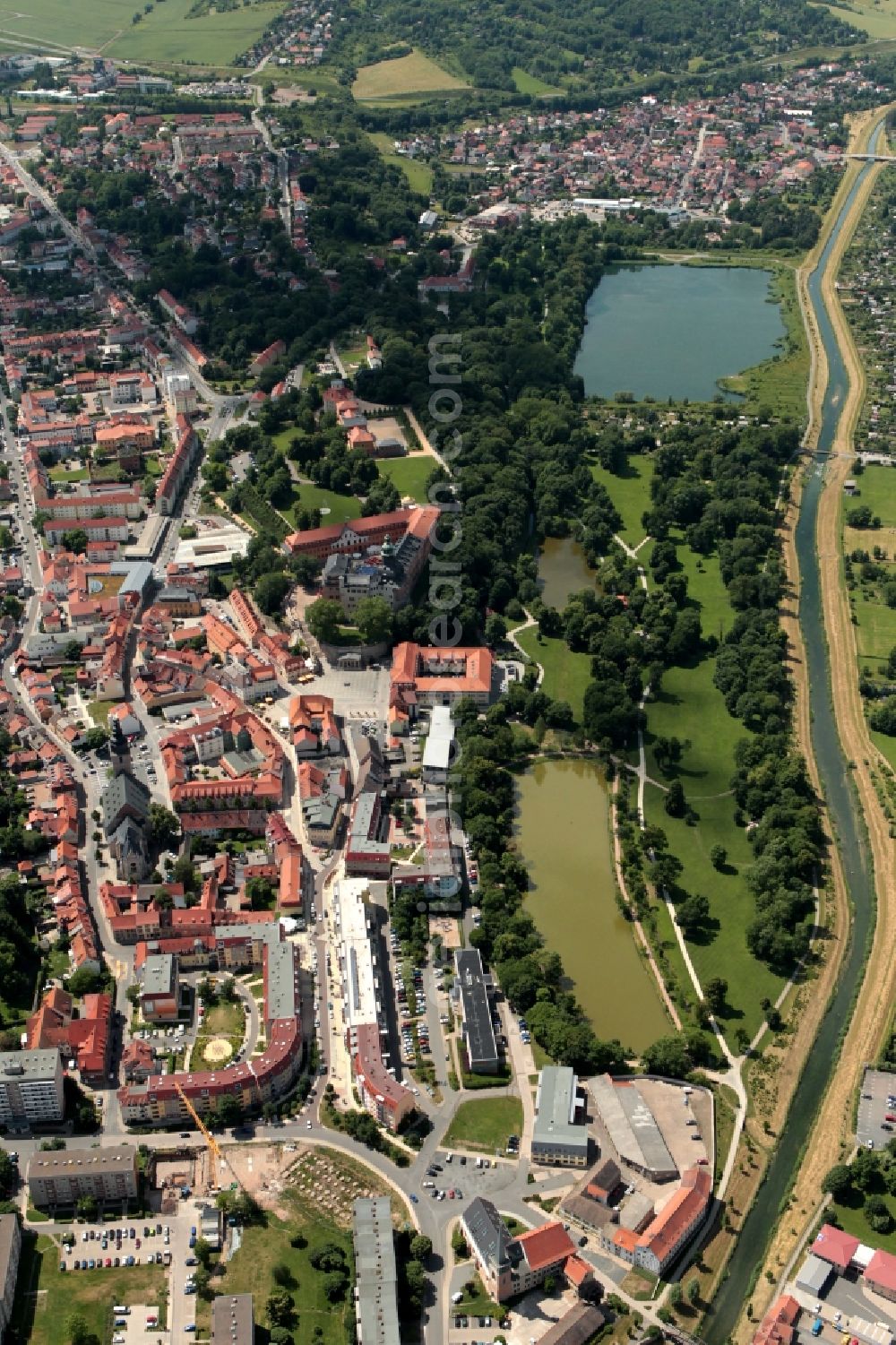 Aerial photograph Sondershausen - The Sondershausen Castle in Thuringia is at the center of the city. The sight in the neo-classical style was once the residence of the princes of Schwarzburg-Sondershausen. Today the castle is used as a palace and city museum and part of the Thuringian Foundation of Palaces and Gardens. In the former Prince House today the District Office has its seat. Octagonal house, stables and carriage house used by the State Music Academy Sondershausen. The large pond in Castle Park, a park in the style of an English landscape park, is the Haus der Kunst