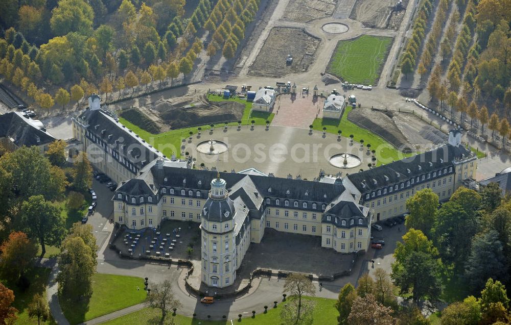 Karlsruhe from above - Blick auf das Karlruher Schloss und Instandhaltungsarbeiten auf dem Schlossplatz. Das Schloss wurde 1715 errichtet und diente bis 1918 als Residenzschloss der Markgrafen bzw. Großherzöge von Baden. Heute ist in dem Gebäude das Badische Landesmuseum untergebracht. View of Karlsruhe Palace and maintenance work at the square in the front of the palace.