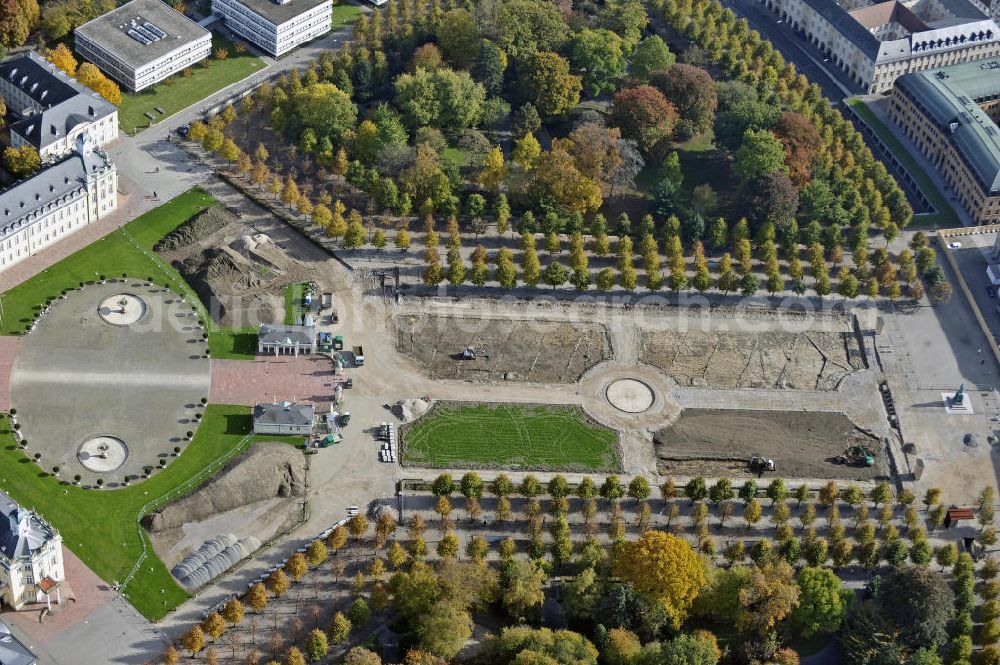 Karlsruhe from the bird's eye view: Blick auf das Karlruher Schloss und Instandhaltungsarbeiten auf dem Schlossplatz. Das Schloss wurde 1715 errichtet und diente bis 1918 als Residenzschloss der Markgrafen bzw. Großherzöge von Baden. Heute ist in dem Gebäude das Badische Landesmuseum untergebracht. View of Karlsruhe Palace and maintenance work at the square in the front of the palace.