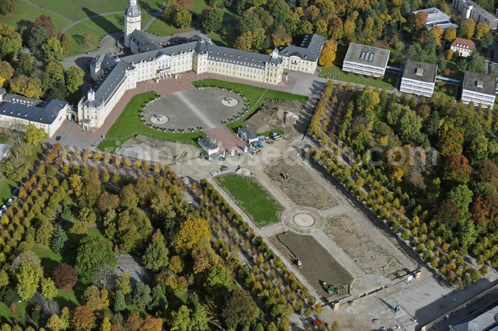 Aerial image Karlsruhe - Blick auf das Karlruher Schloss und Instandhaltungsarbeiten auf dem Schlossplatz. Das Schloss wurde 1715 errichtet und diente bis 1918 als Residenzschloss der Markgrafen bzw. Großherzöge von Baden. Heute ist in dem Gebäude das Badische Landesmuseum untergebracht. View of Karlsruhe Palace and maintenance work at the square in the front of the palace.