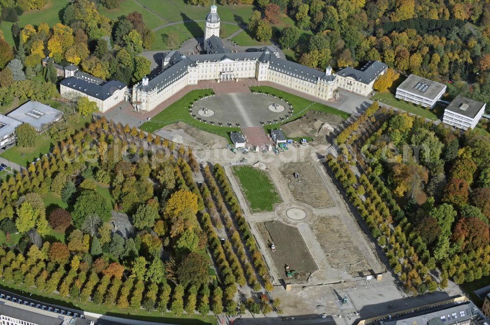 Aerial photograph Karlsruhe - Blick auf das Karlruher Schloss und Instandhaltungsarbeiten auf dem Schlossplatz. Das Schloss wurde 1715 errichtet und diente bis 1918 als Residenzschloss der Markgrafen bzw. Großherzöge von Baden. Heute ist in dem Gebäude das Badische Landesmuseum untergebracht. View of Karlsruhe Palace and maintenance work at the square in the front of the palace.