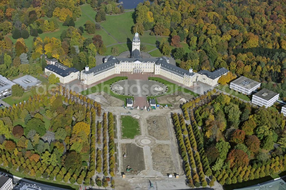 Karlsruhe from above - Blick auf das Karlruher Schloss und Instandhaltungsarbeiten auf dem Schlossplatz. Das Schloss wurde 1715 errichtet und diente bis 1918 als Residenzschloss der Markgrafen bzw. Großherzöge von Baden. Heute ist in dem Gebäude das Badische Landesmuseum untergebracht. View of Karlsruhe Palace and maintenance work at the square in the front of the palace.