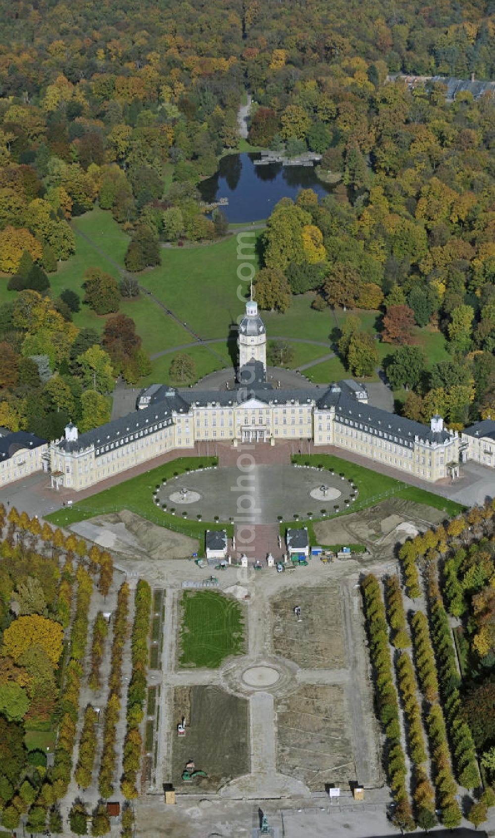 Karlsruhe from the bird's eye view: Blick auf das Karlruher Schloss und Instandhaltungsarbeiten auf dem Schlossplatz. Das Schloss wurde 1715 errichtet und diente bis 1918 als Residenzschloss der Markgrafen bzw. Großherzöge von Baden. Heute ist in dem Gebäude das Badische Landesmuseum untergebracht. View of Karlsruhe Palace and maintenance work at the square in the front of the palace.