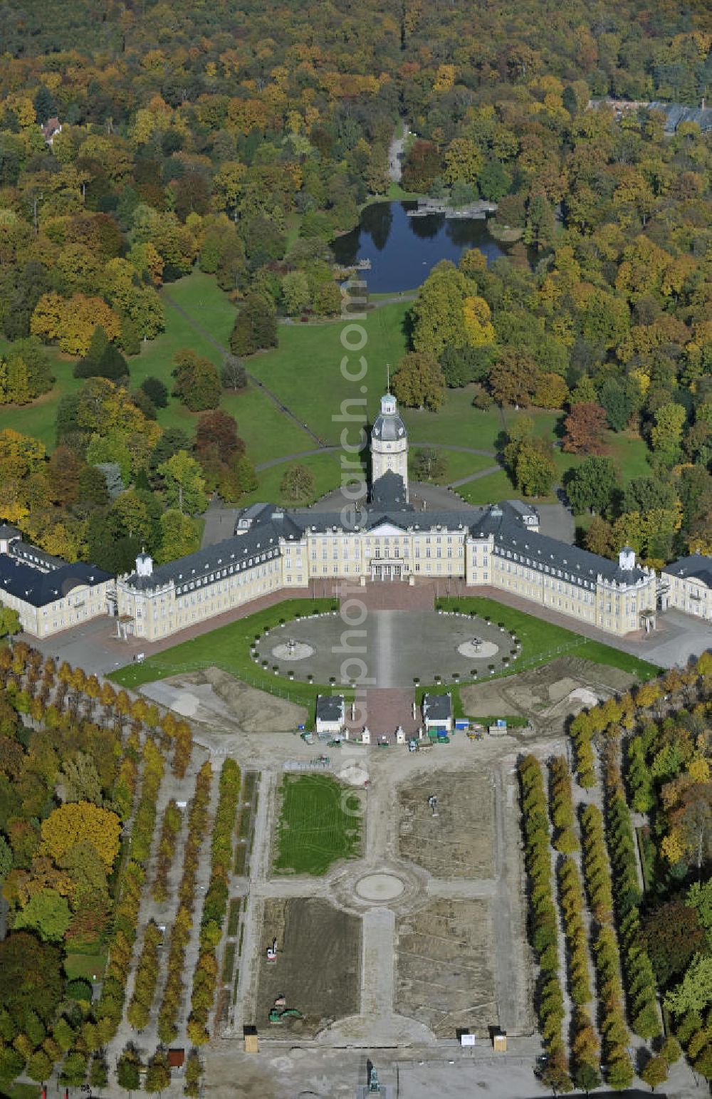 Aerial image Karlsruhe - Blick auf das Karlruher Schloss und Instandhaltungsarbeiten auf dem Schlossplatz. Das Schloss wurde 1715 errichtet und diente bis 1918 als Residenzschloss der Markgrafen bzw. Großherzöge von Baden. Heute ist in dem Gebäude das Badische Landesmuseum untergebracht. View of Karlsruhe Palace and maintenance work at the square in the front of the palace.