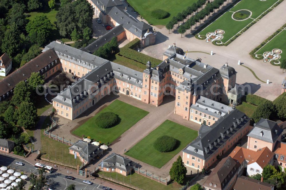 Aerial image Schwetzingen - Blick auf den Schloss-Hauptbau, Küchenbau und den Ehrenhof mit Schlosswache vom Schloss Schwetzingen. Das Schloss war die Sommerresidenz der pfälzischen Kurfürsten Karl Philipp und Karl Theodor und liegt in der gleichnamigen Stadt. Seine heutige Form erhielt das Schloss auf Befehl des Kurfürsten Johann Wilhelm, der in Düsseldorf regierte. Das Bauwerk wurde in mehreren Bauabschnitten ab dem Jahre 1697 errichtet und ausgebaut und im Jahr 1752 erfolgte eine Gartenerweiterung. 2007 wurde der Antrag auf Aufnahme der ehemaligen kurpfälzischen Sommerresidenz Schwetzingen in die UNESCO-Welterbe-Liste gestellt. Jährlich finden im Schloss die Schwetzinger Festspiele und alle zwei Jahre das Lichterfest statt. Kontakt: Schloss Schwetzingen, 68723 Schwetzingen, Tel. +49(0)6202 81-484, Fax +49(0)6202 81-386, E-Mail: info@schloss-schwetzingen.de