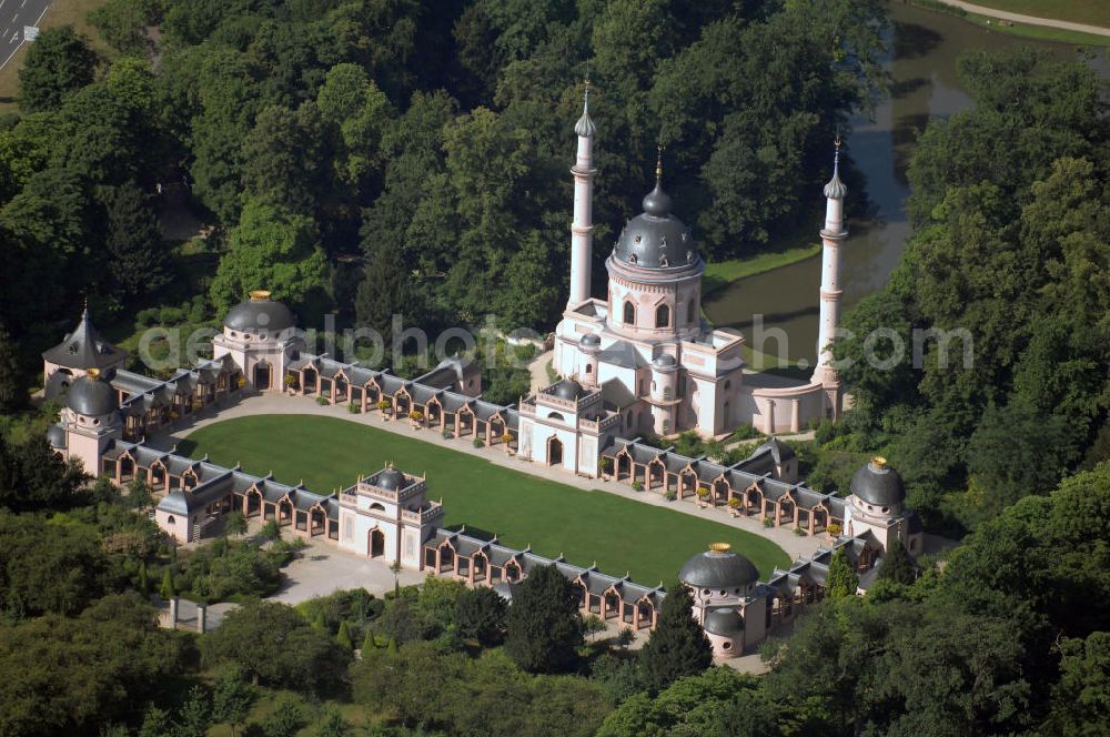 Schwetzingen from the bird's eye view: Blick auf den Türkischen Garten vom Schloss Schwetzingen. Im hinteren (südlichen) Bereich, dem so genannten „Türkischen Garten“ steht die Moschee von Pigage. Sie ist keine originale türkische Moschee, sondern die Interpretation in der europäischen Kunstsprache des 18. Jahrhundert. Vor der Moschee befindet sich der ehemalige fürstliche Obstgarten, dahinter eine Baumschule und die Schlossgärtnerei. Kontakt: Schloss Schwetzingen, 68723 Schwetzingen, Tel. +49(0)6202 81-484, Fax +49(0)6202 81-386, E-Mail: info@schloss-schwetzingen.de