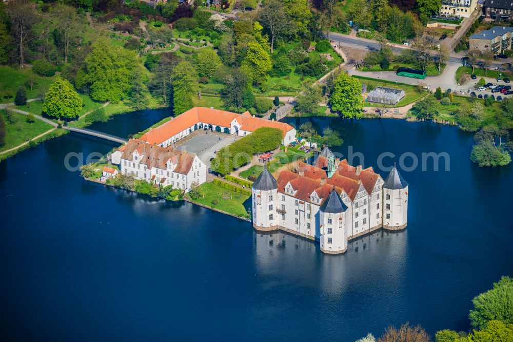 Glücksburg from the bird's eye view: Castle lake with moated castle in Gluecksburg in Schleswig-Holstein, Germany