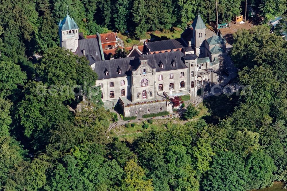 Münsing from the bird's eye view: Schloss Seeburg near Muensing in the state of Bavaria. The former Biberkor castle on the banks of the Starnberger See between Allmannshausen and Weipertshausen is a listed monument. The burgundy complex with bay windows, tower, Bergfried, chapel and secondary buildings is used by the Christian children's and youth work of the free religious community Wort des Lebens