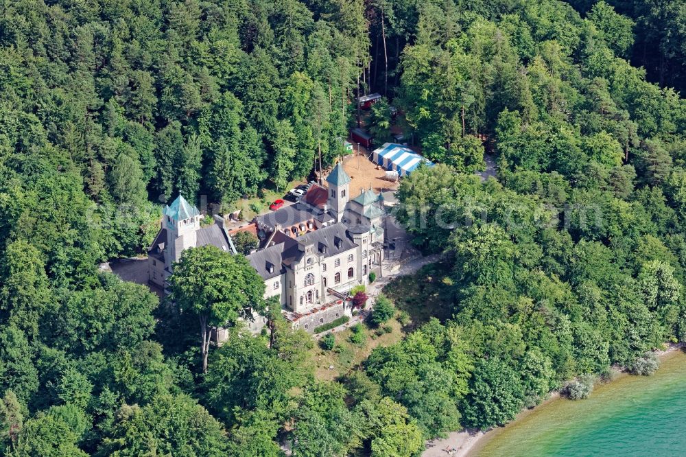 Berg from the bird's eye view: Schloss Seeburg near Muensing in the state of Bavaria. The former Biberkor castle on the banks of the Starnberger See between Allmannshausen and Weipertshausen is a listed monument. The burgundy complex with bay windows, tower, Bergfried, chapel and secondary buildings is used by the Christian children's and youth work of the free religious community Wort des Lebens