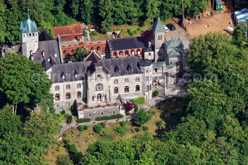 Aerial photograph Berg - Schloss Seeburg near Muensing in the state of Bavaria. The former Biberkor castle on the banks of the Starnberger See between Allmannshausen and Weipertshausen is a listed monument. The burgundy complex with bay windows, tower, Bergfried, chapel and secondary buildings is used by the Christian children's and youth work of the free religious community Wort des Lebens