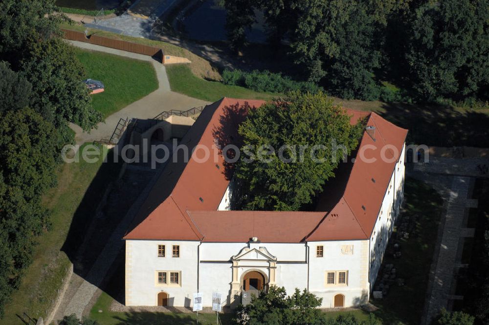 Senftenberg from above - Die Renaissancefestung Senftenberg stammt aus dem 16. Jahrhundert. Sie ist das letzte erhaltene Bau- und Bodendenkmal ihrer Art in Deutschland und beherbergt das Museum des Landkreises Oberspreewald Lausitz. Kontakt: +49(0)3573 2628, Email: museum-senftenberg@museum-osl.de