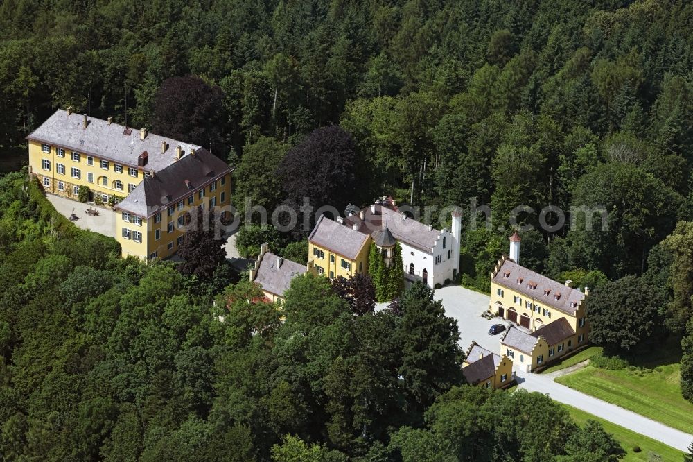 Aerial photograph Ziemetshausen - Castle Seyfriedsburg in the town of Ziemetshausen in the state of Bavaria. The compound is actually a town part of the borough. The castle consists of a three floor main building and a side wing. A wall connecting the buildings forms a courtyard. The complex has been in existence since the 16th century