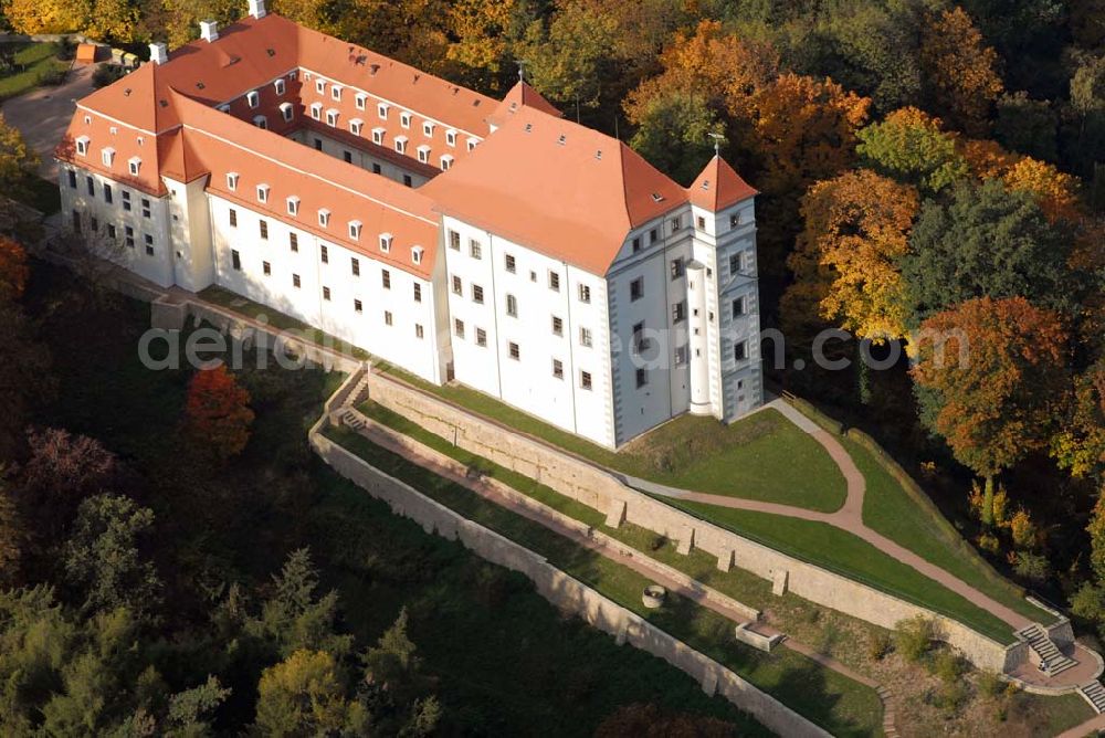 Meißen from above - Blick auf die Sächsische Akademie für Lehrerfortbildung (Schloss Siebeneichen) am Siebeneichener Schloßberg 2, 01662 Meißen - Tel.: (03521) 41270 - Fax.: (03521) 412760. Das Schloß Siebeneichen , durch Ernst von Miltitz um 1550 erbaut, ist von einem Park mit prächtigen Bäumen umgeben. dirk.vatterott@salf.smk.sachsen.de