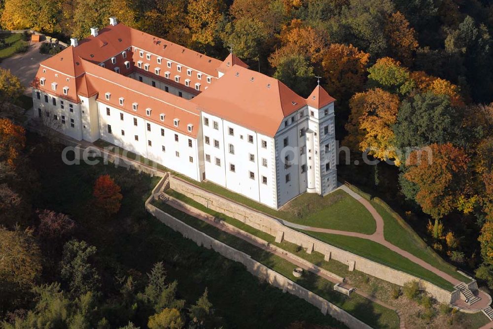 Meißen from the bird's eye view: Blick auf die Sächsische Akademie für Lehrerfortbildung (Schloss Siebeneichen) am Siebeneichener Schloßberg 2, 01662 Meißen - Tel.: (03521) 41270 - Fax.: (03521) 412760. Das Schloß Siebeneichen , durch Ernst von Miltitz um 1550 erbaut, ist von einem Park mit prächtigen Bäumen umgeben. dirk.vatterott@salf.smk.sachsen.de