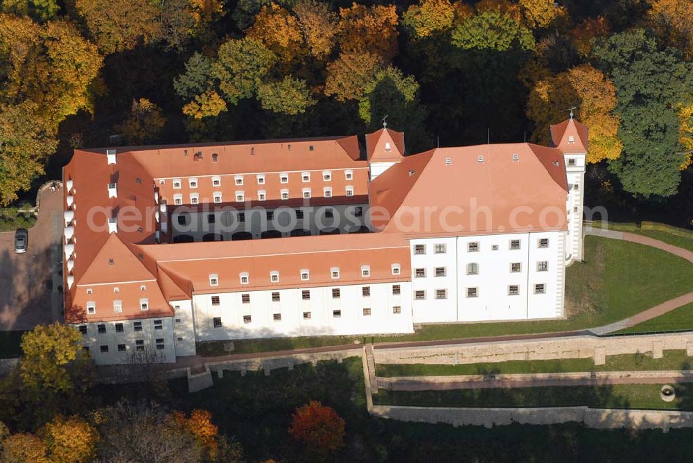 Aerial image Meißen - Blick auf die Sächsische Akademie für Lehrerfortbildung (Schloss Siebeneichen) am Siebeneichener Schloßberg 2, 01662 Meißen - Tel.: (03521) 41270 - Fax.: (03521) 412760. Das Schloß Siebeneichen , durch Ernst von Miltitz um 1550 erbaut, ist von einem Park mit prächtigen Bäumen umgeben. dirk.vatterott@salf.smk.sachsen.de