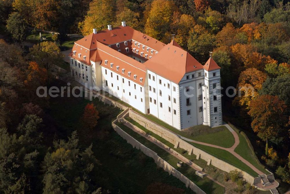 Meißen from above - Blick auf die Sächsische Akademie für Lehrerfortbildung (Schloss Siebeneichen) am Siebeneichener Schloßberg 2, 01662 Meißen - Tel.: (03521) 41270 - Fax.: (03521) 412760. Das Schloß Siebeneichen , durch Ernst von Miltitz um 1550 erbaut, ist von einem Park mit prächtigen Bäumen umgeben. dirk.vatterott@salf.smk.sachsen.de