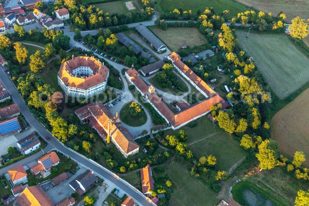 Sünching from the bird's eye view: Building complex in the park of the castle Suenching on street Am Schloss in Suenching in the state Bavaria, Germany