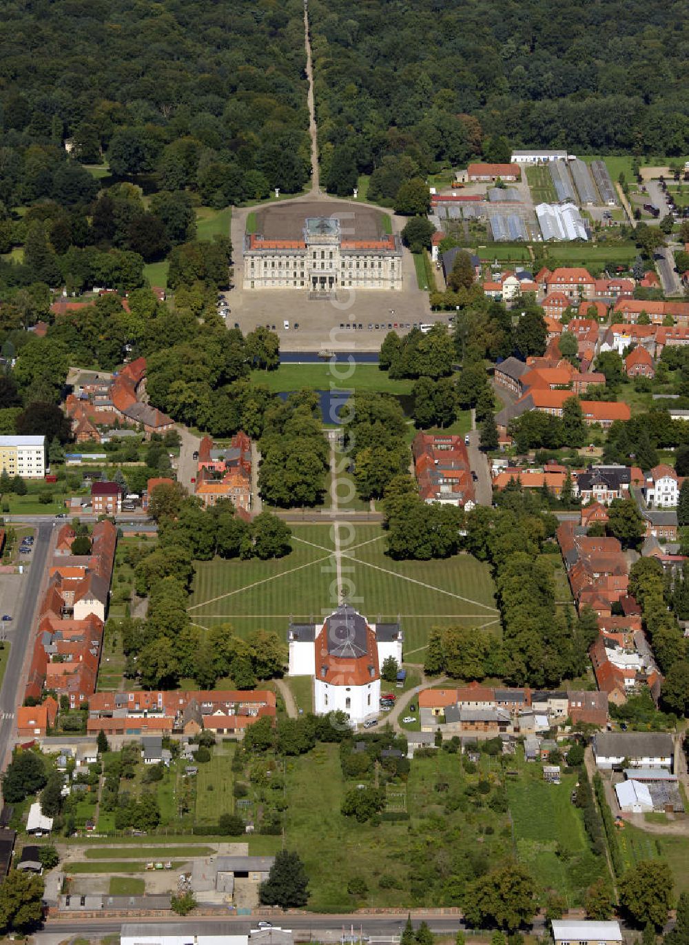 Aerial photograph Ludwigslust - Blick auf das Schloss und die Stadtkirche Ludwigslust in Mecklenburg-Vorpommern. Das im 18. Jahrhundert erbaute Barockschloss diente den mecklenburgischen Herzögen als repräsentative Residenz und ist heute ein Museum des Staatlichen Museums Schwerin. Kontakt: Schloss Ludwigslust, Schlossfreiheit, 19288 Ludwigslust, Telefon 03874 -57190,