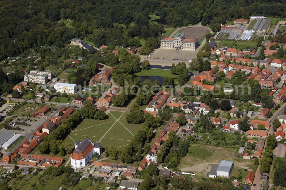 Ludwigslust from above - Blick auf das Schloss und die Stadtkirche Ludwigslust in Mecklenburg-Vorpommern. Das im 18. Jahrhundert erbaute Barockschloss diente den mecklenburgischen Herzögen als repräsentative Residenz und ist heute ein Museum des Staatlichen Museums Schwerin. Kontakt: Schloss Ludwigslust, Schlossfreiheit, 19288 Ludwigslust, Telefon 03874 -57190,