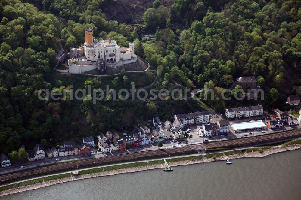 Koblenz Stolzenfels from the bird's eye view: Blick auf das Schloß Stolzenfels im gleichnamigen Stadtteil von Koblenz gegenüber von Lahnstein an der Mündung der Lahn. Das Schloss Stolzenfels ist eine ehemalige Zollburg der Trierer Erzbischöfe, erbaut 1242 - 1259. Nach Zerstörung und Verfall wurde die Burg durch den Koblenzer Architekten Johann Claudius von Lassaulx im Stil der Rheinromantik als Schloss wieder aufgebaut. Castle Stolzenfels in the eponymous district of Koblenz.