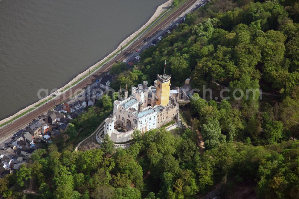 Aerial photograph Koblenz Stolzenfels - Blick auf das Schloß Stolzenfels im gleichnamigen Stadtteil von Koblenz gegenüber von Lahnstein an der Mündung der Lahn. Das Schloss Stolzenfels ist eine ehemalige Zollburg der Trierer Erzbischöfe, erbaut 1242 - 1259. Nach Zerstörung und Verfall wurde die Burg durch den Koblenzer Architekten Johann Claudius von Lassaulx im Stil der Rheinromantik als Schloss wieder aufgebaut. Castle Stolzenfels in the eponymous district of Koblenz.