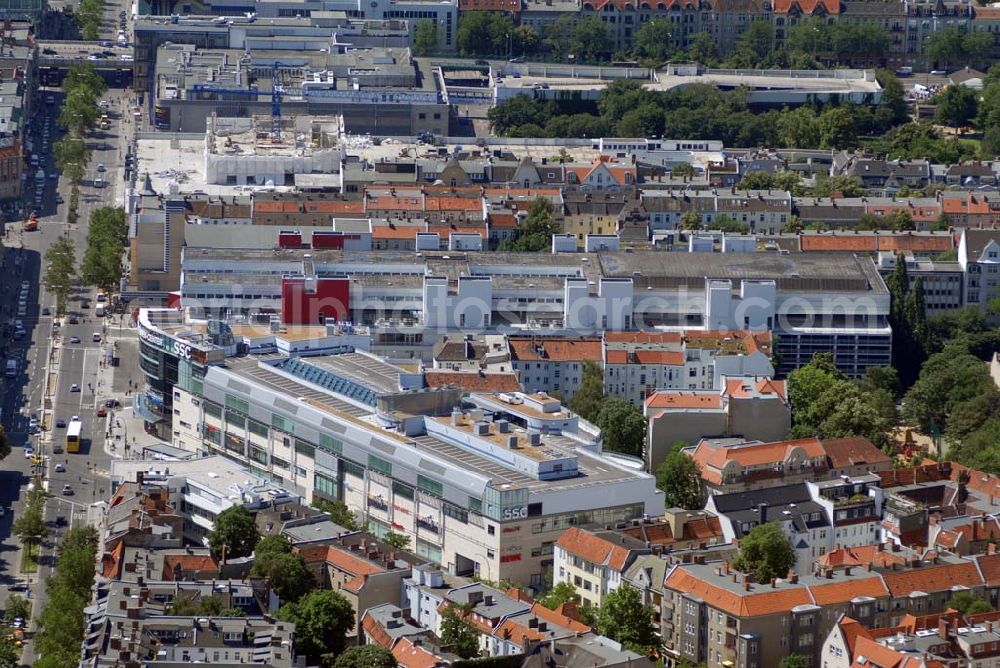 Berlin from above - Blick auf das neu eröffnete Schloss Straßen Center an der Schloßstraße in Berlin-Steglitz. Anschrift: Centermanagement Schloss-Strassen-Center Allianz CenterManagement GmbH,Herr Sönke Nieswandt,Walther-Schreiber-Platz 1,12161 Berlin,Tel.: 030/886 22 95-0,Fax: 030/886 22 95-30,E-Mail: soenke.nieswandt@allianz.de